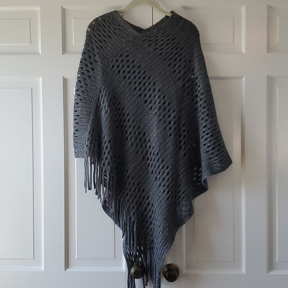 STEVE MADDEN PONCHO OPEN POINTELLE KNIT ONE SIZE BOHO STEEL GRAY SPARKLE FRINGE